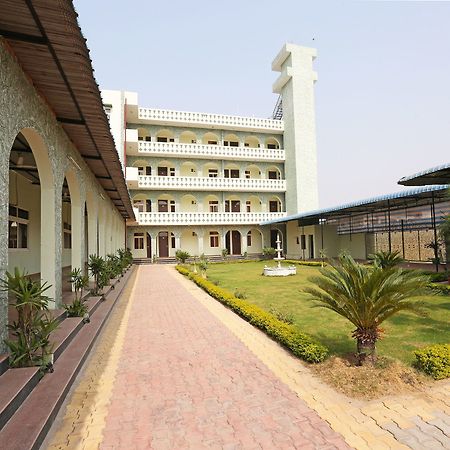 Oyo 10104 Radhika Resort Kota  Ngoại thất bức ảnh